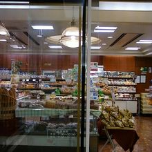 ちょっと古い感じの店内です。