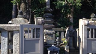 頼朝の墓にしては地味かと…