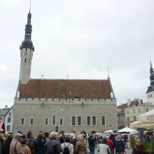 旧市庁舎です。右に見える塔が聖ニコラス教会