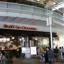 テラス席、ゆったりしています。