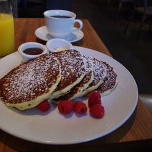 フレッシュブラックベリー付レモン＆リコッタパンケーキ