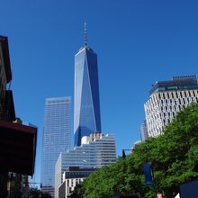 店の前からみる1ワールドトレードセンター。かなり近いです。