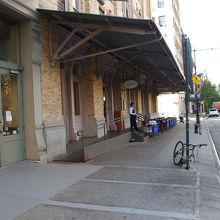 さりげない楕円の看板がおしゃれ。