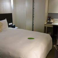 扉を開けるとベットがどーん。