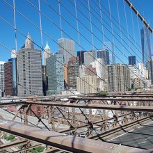橋の上からロウアーマンハッタンがよく見えます。下が車道