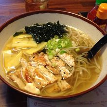 チキン入りの醤油ラーメン