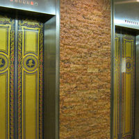 エレベーターの一部。他のデザインの扉も素敵