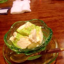 島豆腐レアチーズケーキ長命草ソースかけ