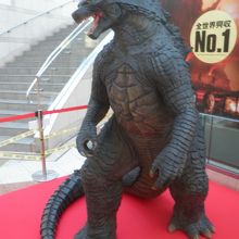 ゴジラの大きな方の人形
