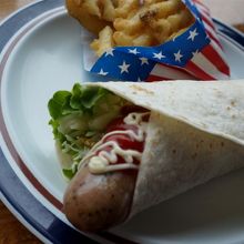 ソーセージラップ。ソーセージは大きいが美味しくない・・・。