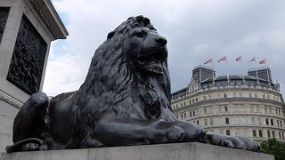 ライオンによじ登って・・・