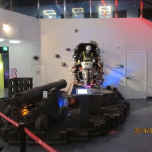 オートバイに乗って壁を突き破る。