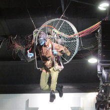 上を見上げると成龍が空を飛んでいます。