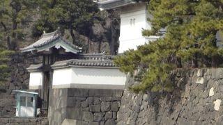 交通アクセスの良い門ですが…