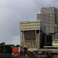 デンハーグ駅前広場のすぐ右手です。