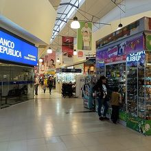 コロニア・ショッピングの明るく清潔な内部。
