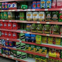 スーパー部門には、マテ茶だけでも豊富な品揃え。