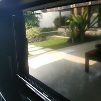 リビングには巨大なSHARPのAQUOSが…！