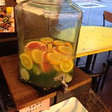 お水はセルフ。かわいいしさっぱりしてておいしい♪