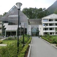 ホテル正面　宿泊は右側建物4階