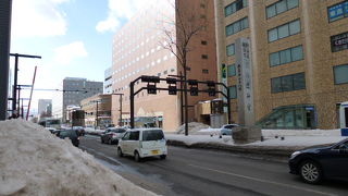 円山公園に隣接しています。