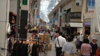 高円寺駅南口に伸びるアーケード街