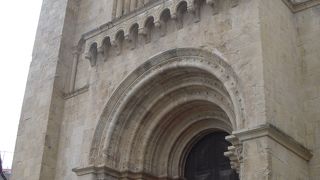 堅牢な外観が印象的なカテドラルです。