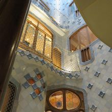 狭い空間なのに、奥行きと採光の工夫はお見事