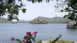 湖に浮かぶ宮殿