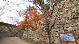 石垣が立派です。