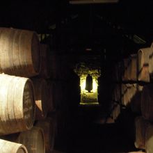 ワイン樽が並ぶロッジ内部