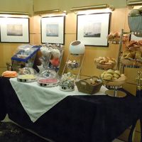 バイキングコーナー。反対側はシリアルと少しのフルーツ。