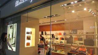 サルバトーレ　フェラガモ　仁川空港店　　年末年始だけど品ぞろえはまあまあ