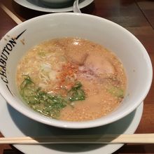 フライドエシャロットとすりごまをたっぷりかけて、最後は替え玉