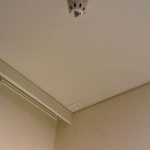 天井の火災報知器の向こう、隅っこになぜかコンセントが。