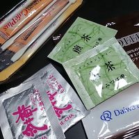 電気ポットとグラス、カップなどが部屋についています。