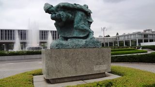 生き抜こうとする母の姿示す