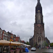 街の中心にあるオランダ国王の墓がある立派な教会です