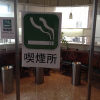 ロビーの開放（ドアなし）喫煙所です