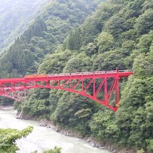 赤い鉄橋を渡るトロッコ