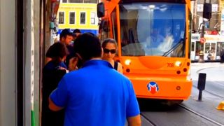 どのトラムも大混雑です。