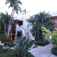 白亜の二階建て建物