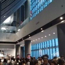 大きな窓からは東京が一望できる