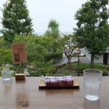 店内から外を見る