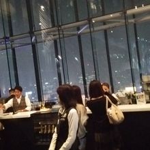 シアターカフェ。一見空いていそうだが、左側に長蛇の列が。