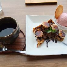 チョコバナナワッフルとストロベリーアイス