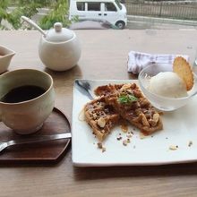 キャラメルナッツワッフルと栗アイス