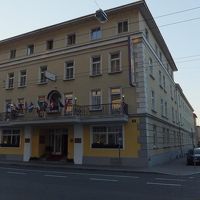 黄色い壁がよく目立ちます