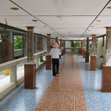 回廊でここの鐘をたたいて回ります