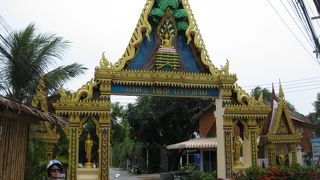 いかにもタイの仏像と言う感じです。キラキラの仏像ですが、見に行く価値は十分にありますよ。